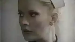 أم ناضجة تغوي شابًا في مشهد بورنو صريح