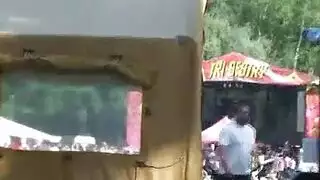 تمويه في الفناء الخلفي: سحب موعدته لمشهد إباحي سريع