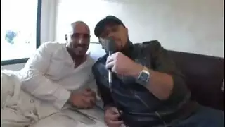 جنس صارخ مع أثداء كبيرة في وضعية متطرفة