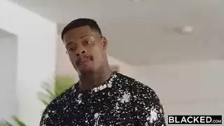 آفا آدامز تأخذ قضيبًا أسود ضخمًا بعمق داخلها