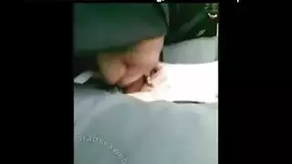 مغرية بالحجاب، تكشف صدرها وتتوسل لجنس قوي