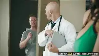 قضيب الطبيب يخدم ربة منزل خائنة