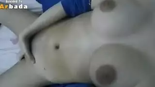 فتاة سورية تظهر مهاراتها بالبلع العميق والركوب