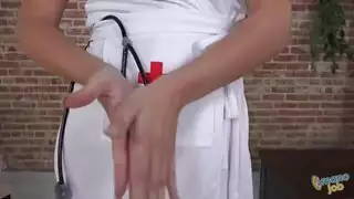 إباحية ممرضة مثيرة: حركة يد خبيرة تليها عملية مص عميقة