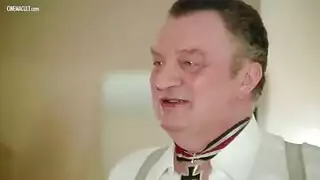 الجنرال يأمر بمص قضيبه من عاهرة تشيكية مستعدة