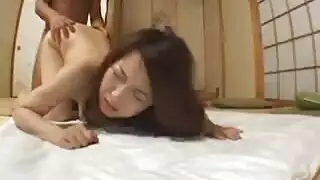 عمة ناضجة تئن وهي تأخذ عدة أعضاء في مهبلها