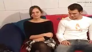 مراهقة هاوية تبرز فرجها الصغير المشدود