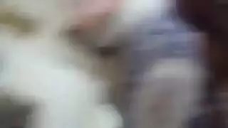 إباحية عنيفة: أم كبيرة الصدر تأخذ كل الفتحات ممتلئة