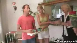 عاهرة في أنبوب الإباحية تتوسل للحصول على السائل المنوي على وجهها