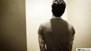 مقيد وعاجز: بورن استخدام حر عنيف