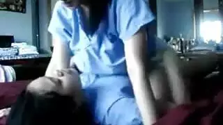 جنس في السيارة: غريب يداعب عاهرة البلدة في العلن مقطع صريح