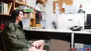 المدير ينيك كسها الضيق على كرسي المكتب