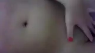 عربية مكتنزة تتعرى في مكالمة فيديو، تظهر مؤخرتها وثدييها الناعمين لعشيقها