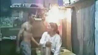 مشهد إباحي: البواب والمطلقة المحجبة يتبادلان القذف على السلم