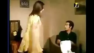 فيلم إباحي: أثداء كبيرة ترتعش بملابس النوم أثناء تقبلات عاطفية