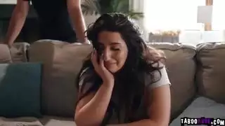 يقنع زوجته لممارسة الجنس مع صديقه