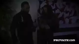 تنزع سراويل البيكيني وتغرس أصابعها في شقها المحلوق