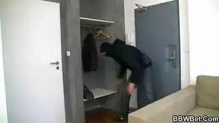 كارينا كابور تستقبل السائل المنوي في فمها