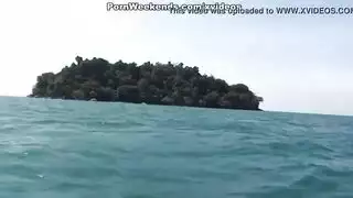 وافدات بالغات صغيرات يحصلن على حُقَقهن ممتلئة