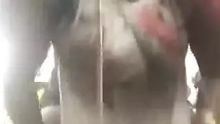 قضيب النقود الجنسي الصريح يضرب الفرج في مشهد صريح