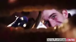 جماع جماعي في العيادة: طبيب ينيك مريضة بينما الممرضة تساعد في فتح ساقيها