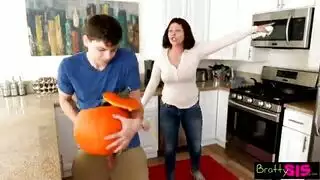 موعد غداء زوجة الأب يؤدي إلى جنس جماعي لابن الزوج