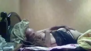 علاقة سرية: الزوجة الشهوانية تمتلكها من والد زوجها