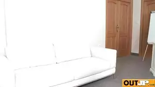 إنها إلهة استثارة القضيب في الجسد