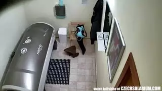 عاهرة صغيرة ذات ثدي طبيعي كبير ومؤخرة سمينة تمت ممارسة الجنس معها