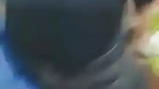 حفلة شرجية مثيرة: شباب مصريون يملئون مؤخرتها في مشهد جماعي