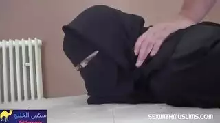 مشهد إباحي: مقايضة جنس عنيف مع منقبة لإصلاح المنزل