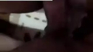 محلوقة ومدلّكة: مشهد صريح في الغرفة