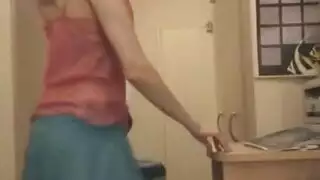 فتاة صغيرة تتعرى لطاقم حفلة عنيف