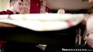 الإفطار يقطع بواسطة أثداء الأم الكبيرة وجماع إباحي صريح