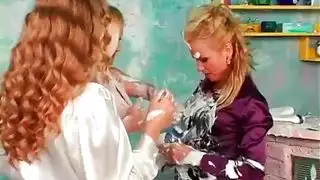 تلعب بالهزاز حتى التبول