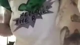 فتاة مثيرة في زي تمص قضيبًا ضخمًا بينما تلعق الفتاة الساذجة كسها