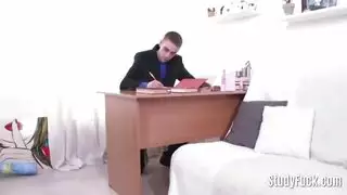 تغري بنهودها اثناء العمل في اةمكتب