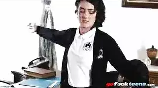 تحصل تلميذة شقية ترتدي الزي العسكري على وظيفة يدوي لطيفة تعرف أنها تعمل معها ، بل إنها أفضل