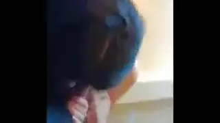 فرك فرج محلوق على قضيب صلب كالصخر