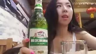 عاهرة صغيرة الحجم تحصل على جماع جماعي غبي وقاس