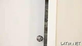 الفحل اللاتيني ينيك وجهها قبل أن يدق مؤخرتها المستديرة الكبيرة