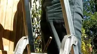 الساحرة الفاجرة تتعمق في عضلات ضخمة