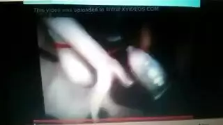 رجل بيتزا أبوي يخدم فحلين جائعين