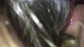 فتاة شقراء كبيرة الحجم تتمدد باللحم الأسمر