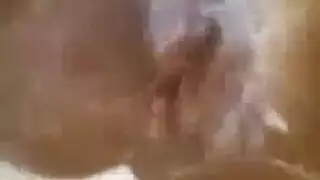 مشهد صريح لفتيات ألمانيات في غرفة جنس ضبابية