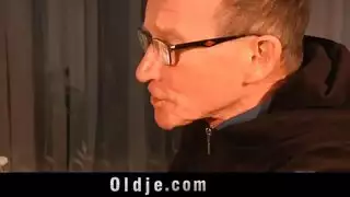 هدية عيد الميلاد للديوث: بابا نويل ينيك ابنته ثم يشاركها معه