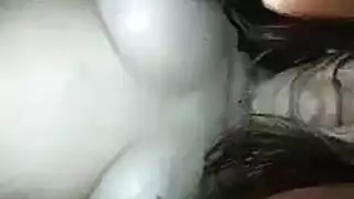 الفتاة ذات النظارات تركع لأداء مصة قاسية