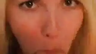 فتاة غير مخلصة تأخذ قضيبين في وقت واحد