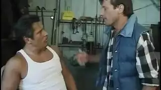 قضيب حصان صغير يمتد داخل النساء في فيديو حيواني وحشي