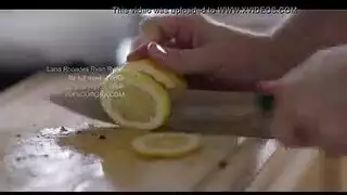 الصديقة تشاهد بينما تقدم لانا رودس مصًا لا يُنسى